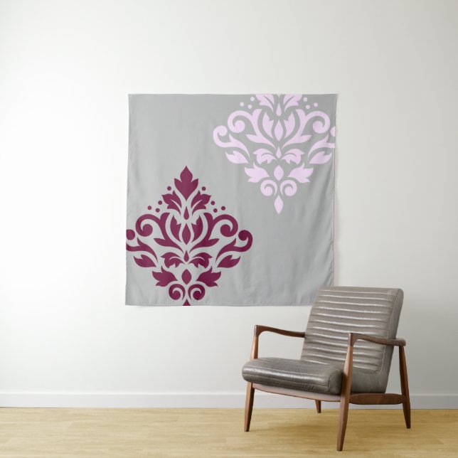 Tenture Scroll Damask Art I Plum Pink Gray (En situation)