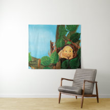 Souris brumeux mangeant de la noisette