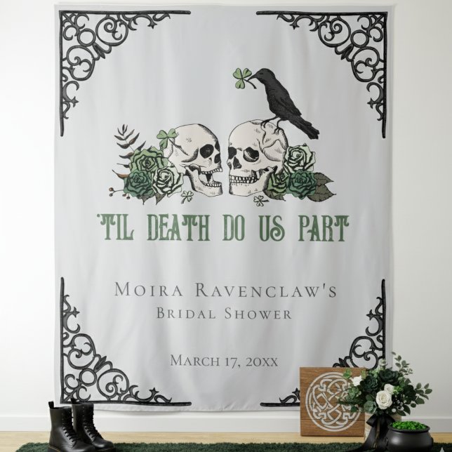 Tenture Til Death Green M. et Mme Skulls Roses verts (Til Death Gray Photo Prop/Booth for Irish Gothic Wedding. Floral Skulls, Green Roses, Black Raven)