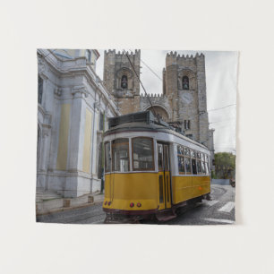 Tenture Tramway jaune sur la cathédrale de Lisbonne au Por