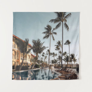 Tenture Transats Brown en bois près de la piscine entourés