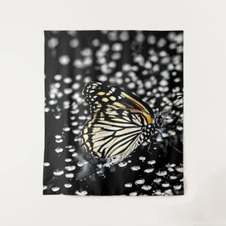 Tenture Un papillon délicat avec des gouttes de rosée