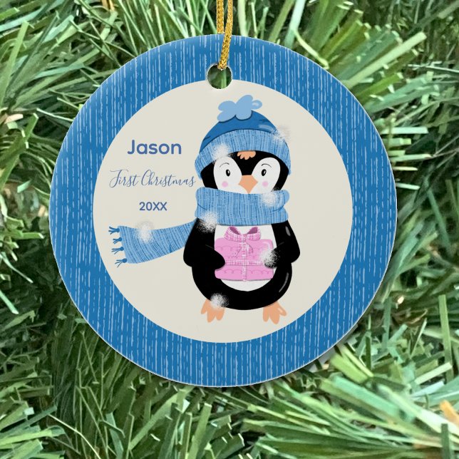 Tenue de pingouin présent ornement de bébé (Penguin with pink present first Christmas ornament .)