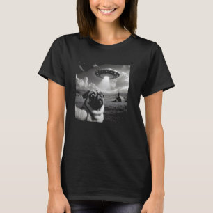 Terrified Pug Taking a Selfie with UFO u2013 Funny T-Shirt