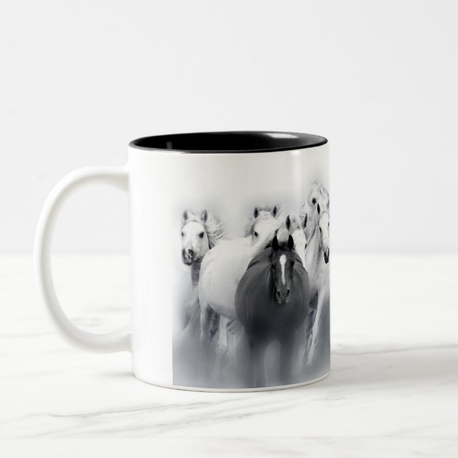 test maison de tasse avec les juments Arabes de (Gauche)