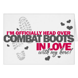 Tête au-dessus des bottes de combat