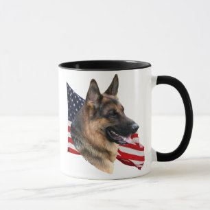 Tête de chien de berger allemand avec la tasse de