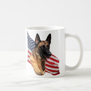 Tête de Malinois de Belge avec la tasse de drapea