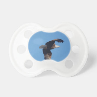 Tétine aigle chauve avec des poissons