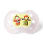 Couples mignons d'épouvantail tenant des mains