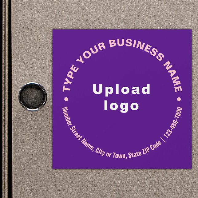 Textes d'affaires circulaires sur carte magnétique (Build brand name awareness. Circular pattern texts of business brand on purple magnetic card.)