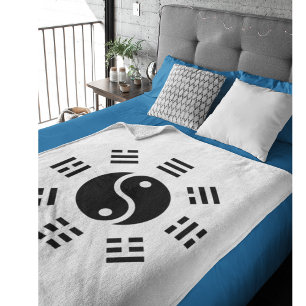 The Balance: Ba Gua, eight trigrams yin yang TCM Fleece Blanket