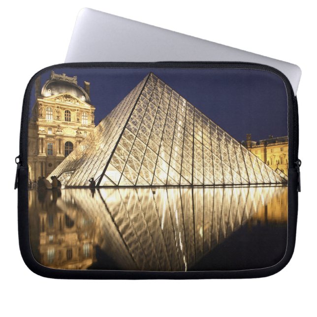 The night view of the glass Pyramid of Musee du Laptop Sleeve (Front)
