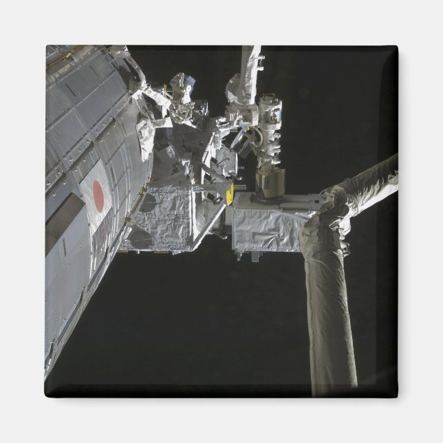 The robotic arm of the Japanese Experiment Modu Magnet (Front)