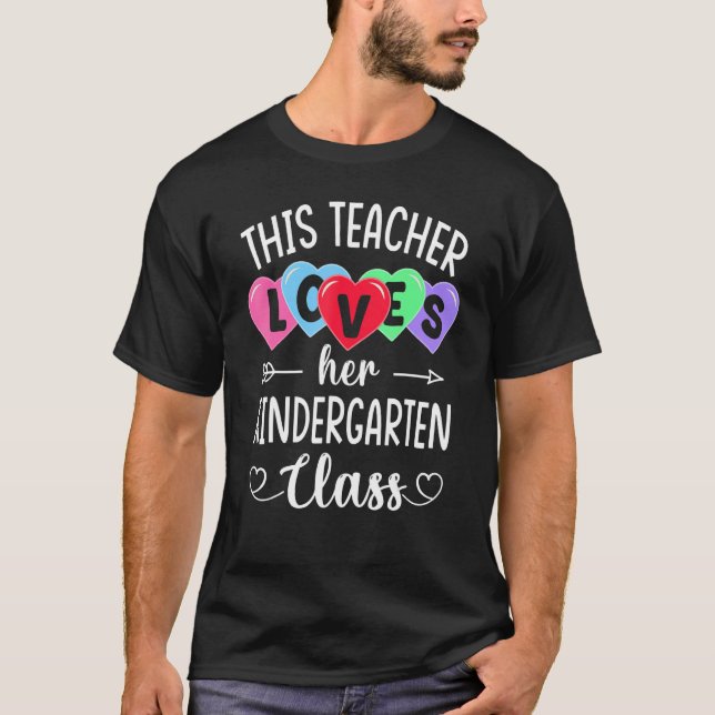 THIS TEACHER LOVES HER KINDERGARTEN CLASS Valentin T-Shirt (Front)