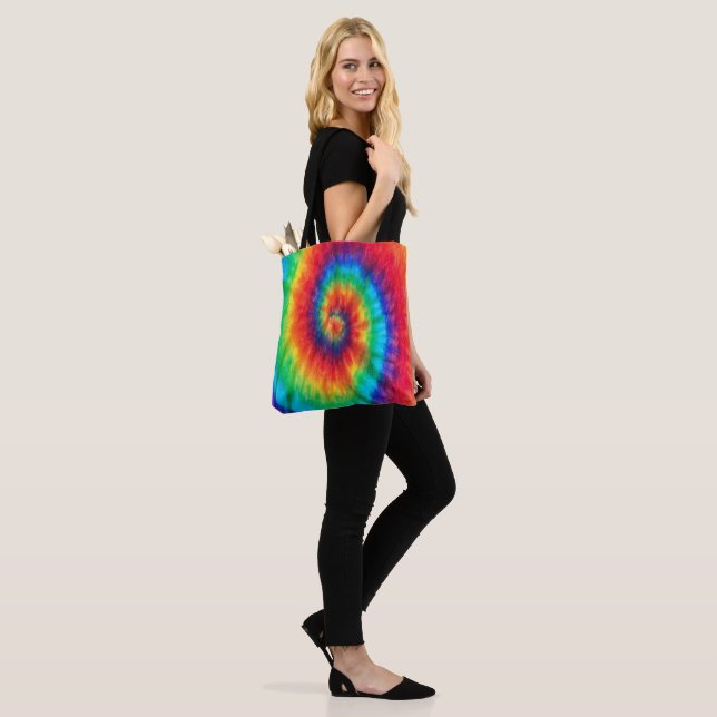 tie dye tote bag (On Model)