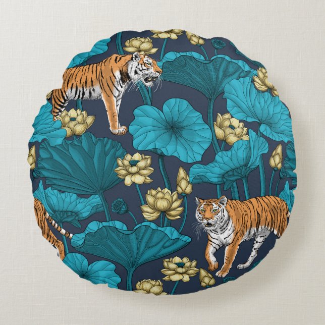 Tigers in the yellow lotus pond round pillow (Front)