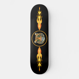 Tigre sauvage, flammes sur skateboard noir