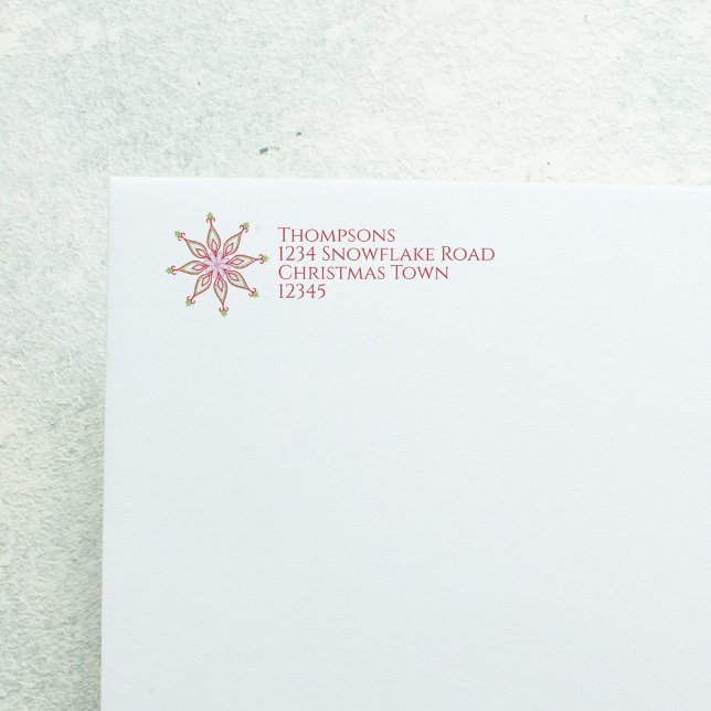 Timbre de Noël flocon de neige rouge et vert avec  (Red and green Christmas snowflake return address label with festive holiday typography.)