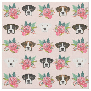 Tissu le chien de boxe face aux fleurs rose pastel