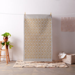 Tissu Un tapis marron et orange avec un motif répétitif