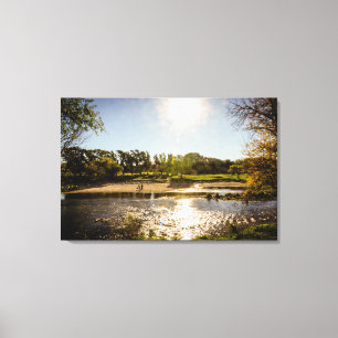 Toile Aperçu des banques d'une rivière avec le ciel