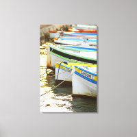 Bateaux de pêche provençaux typiques peints en