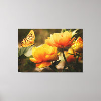 Belles fleurs orange avec la nature papillon
