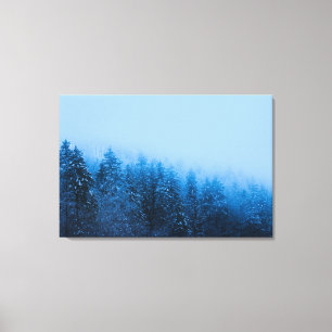 Toile Brouillard sur la forêt enneigée au lac Bohinj, Sl
