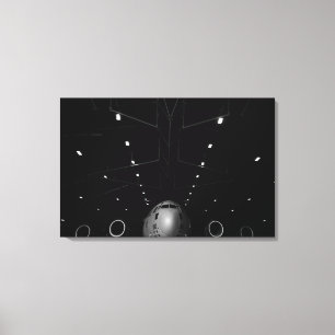 Toile C.A. - 17 Globemaster III se repose dans un hangar