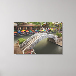 Toile Café extérieur le long de River Walk et pont sur 2