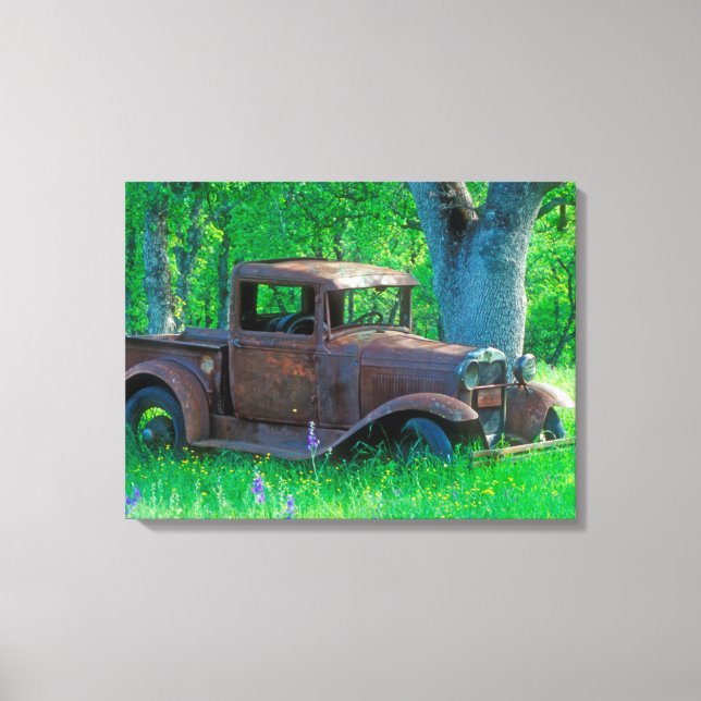 Toile Camion antique rouillé dans un pré (Recto)
