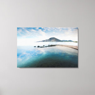 Toile Ciel bleu nuageux se reflétant dans le lac