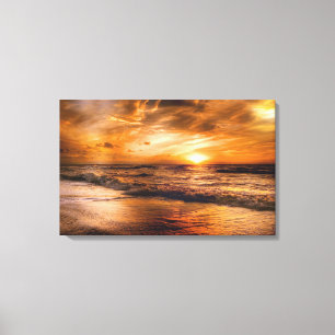 Toile Coucher de soleil sur la plage dorée ciel nuageux