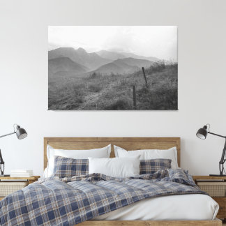 Toile de montagnes noir et blanc.