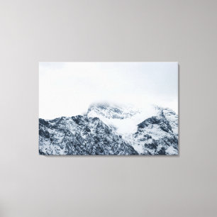 Toile De superbes montagnes enneigées couvertes de nuage