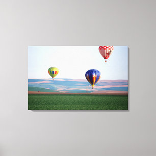 Toile Des ballons à air chaud colorés flottent au-dessus