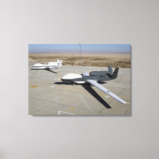 Toile Deux Global Hawks stationnés sur une rampe (Recto)