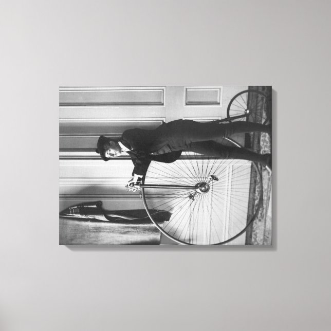 Toile Femme habillée en homme avec une photo à vélo (Recto)