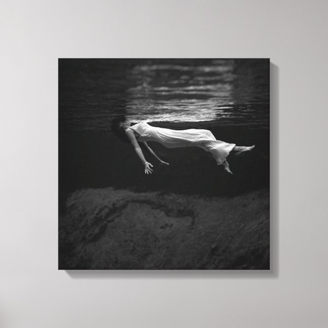 Toile Femme noire et blanche dans l'eau Photographie (Recto)