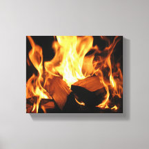Flammes sur des bûches en feu