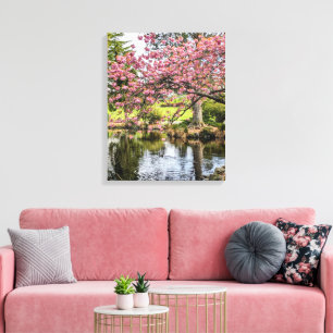 Toile Fleurs de cerisier roses et étang photographique