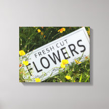 Fleurs de jardin avec signe de fleurs fraîches cou