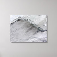 Glace marine et rues nuageuses dans la mer de Béri