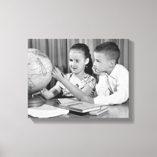 Toile Globe de visionnement de garçon et de fille