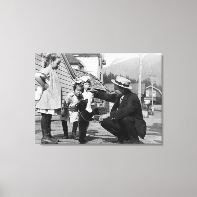 Toile Homme et enfants jouant avec Bear Cub On Leas (Recto)