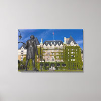 Hôtel Empress et statue du capitaine James Cook,
