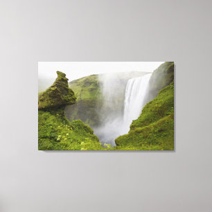 Toile Islande. La cascade de Skogarfoss plonge sur une
