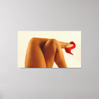 Jambes nues croisées de la femme avec talons rouge