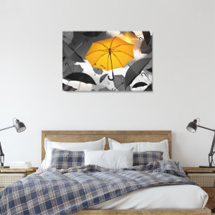 Toile Le parapluie jaune parmi les parapluies gris